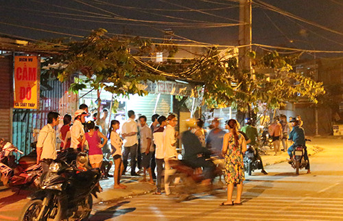 Vụ hỗn chiến khiến cả khu phố náo loạn. Ảnh: Nguyệt Triều. 