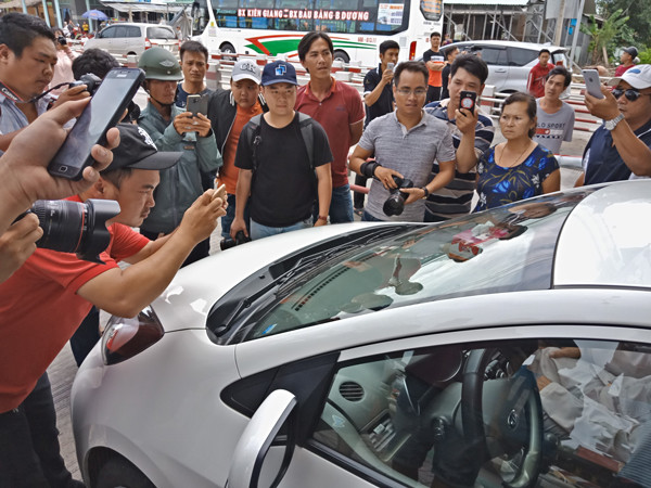 Xe ô tô bị tranh chắn trạm BOT đập trúng kính.