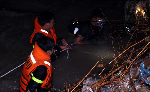 Người nhái lặn mò tìm kiếm người đàn ông ở suối Kim Bích. Ảnh: Vnexpress