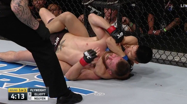 Ben Nguyễn hạ gục đối thủ bằng đòn khóa cổ 