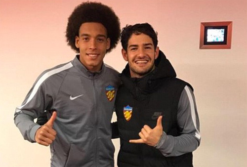 Đồng đội mới Axel Vitsel chào đón Pato.