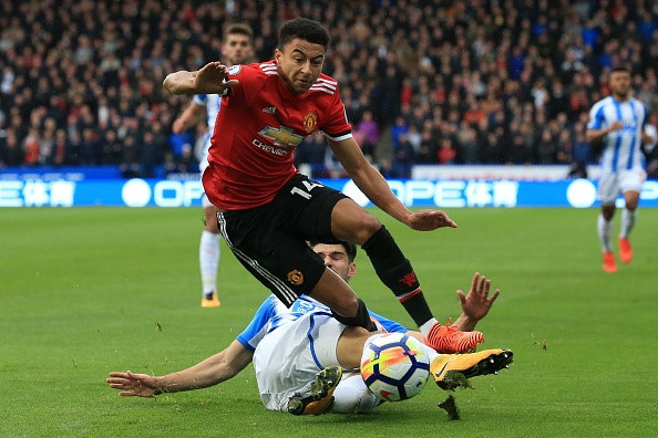 M.U quỵ ngã trên sân Kirkless của Huddersfield 