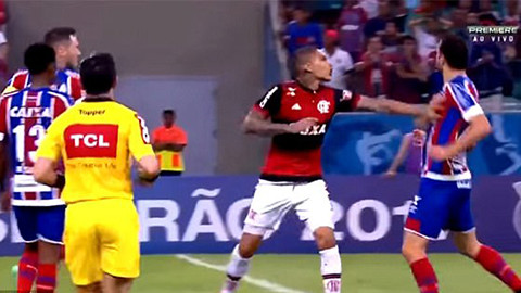 Mục kích pha ăn vạ tệ nhất lịch sử làng bóng