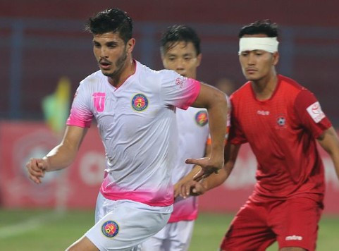 Sài Gòn FC (áo trắng) bất ngờ quật ngã Hải Phòng ngay tại Lạch Tray. Ảnh: Zing