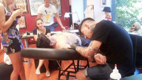 Maradona xóa cái tên Rocio trên cánh tay của mình