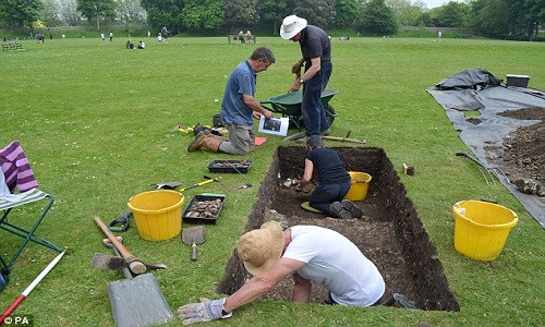 Các nhà khảo cổ khai quật nền công viên và xác nhận phát hiện về ba biệt thự La Mã cổ đại. Ảnh: PA.