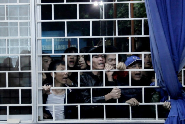 CĐV Hải Phòng nổi nóng. Ảnh: Zing