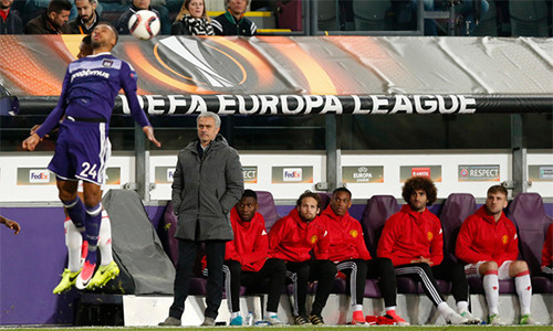 Mourinho đang gặp bài toán nan giải về lực lượng vì phải phân phối sức cho cả Ngoại hạng Anh lẫn Europa League. Ảnh: Reuters. 