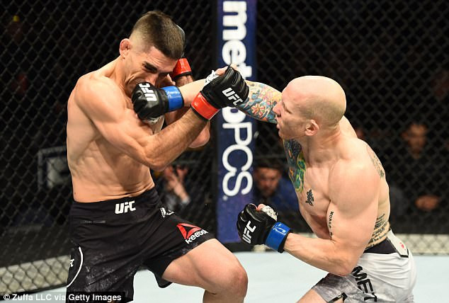 Josh Emmett (phải) trong trận đấu với Ricardo Lamas.