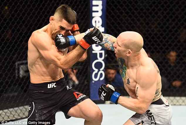 Josh Emmett (phải) trong trận đấu với Ricardo Lamas.