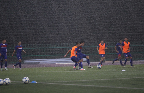 Tuyển Việt Nam đội mưa luyện công chờ đấu Campuchia