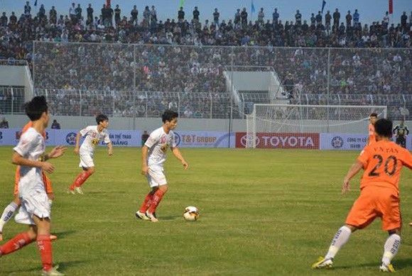 Công Phượng (áo trắng) và các đồng đội ở HAGL mở hàng V.League 2017 bằng... thất bại trước SHB.Đà Nẵng. Ảnh: Zing