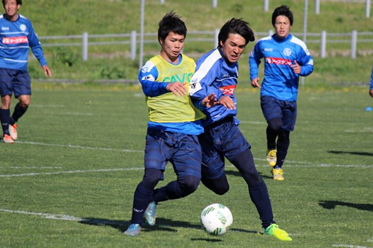 Công Phượng (trái) đã không thể tìm được vị trí tại Mito Hollyhock và phải quay lại HA.GL tiếp tục trui rèn