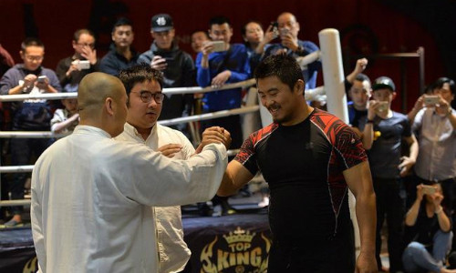 Từ Hiểu Đông (phải) trong trận đấu với cao thủ Thái Cực Quyền