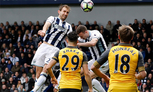 Hạn chế rất lớn trong khâu phòng ngự chống các pha cố định một lần nữa trở thành tử huyệt, khiến Arsenal bại trận. Ảnh: Reuters.