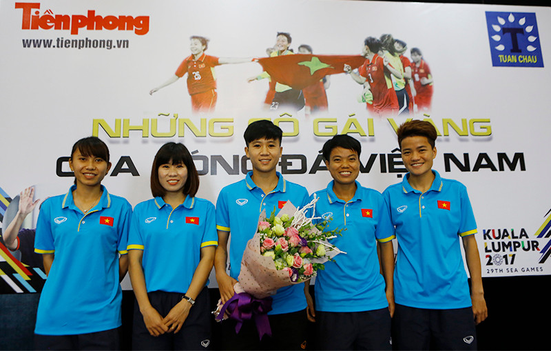 Các thành viên của đội tuyển bóng đá nữ tham gia cuộc giao lưu. 