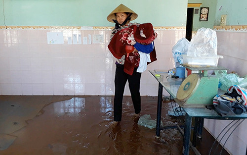 Người dân ở Vũng Tàu sơ tán tài sản sau sự cố vỡ kênh, nước tràn vào nhà. 