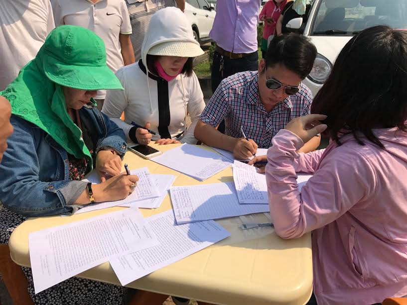Người dân ký đơn kiến nghị.