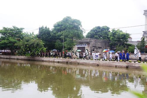 nan-nhan-thu-5-vu-duoi-nuoc-o-ao-lang-ha-noi-tu-vong Ao làng Sở Hạ, nơi 5 người bị đuối nước. Ảnh: Gia Chính 