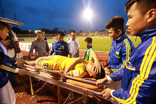 Ngọc Toàn được đưa lên xe chuyển vào viện cấp cứu. 