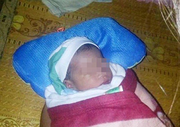 Bé trai sơ sinh bị bỏ rơi khi bão chuẩn bị đổ bộ