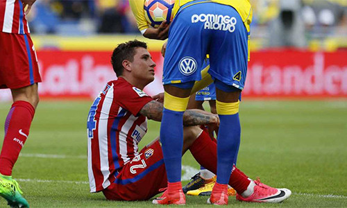 Sự vắng mặt của Gimenez là tổn thất lớn cho hàng thủ Atletico. Ảnh: EFE.