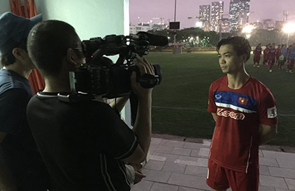 Công Phượng nhận được sự quan tâm săn đón của giới truyền thông Nhật Bản 