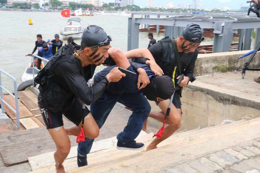 Đặc nhiệm diễn tập đánh bắt khủng bố, giải cứu con tin tại APEC