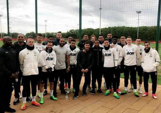 Anthony Joshua chụp ảnh cùng toàn đội Man Utd tại sân tập Carrington.