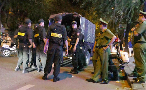 Trăm cảnh sát được huy động tổng kiểm tra 3 quán bar. Ảnh: Công an. 