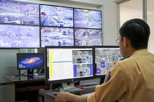 Cảnh sát giao thông Đà Nẵng theo dõi các xe vi phạm qua hệ thống camera. Ảnh: Nguyễn Đông. 