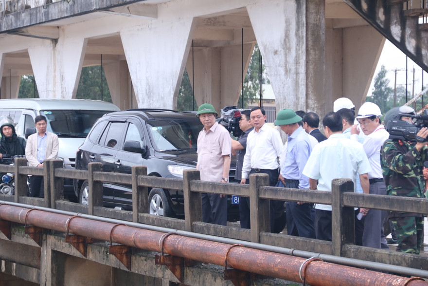 Chủ tịch nước kiểm tra tình hình an toàn tại đập thủy lợi An Trạch.