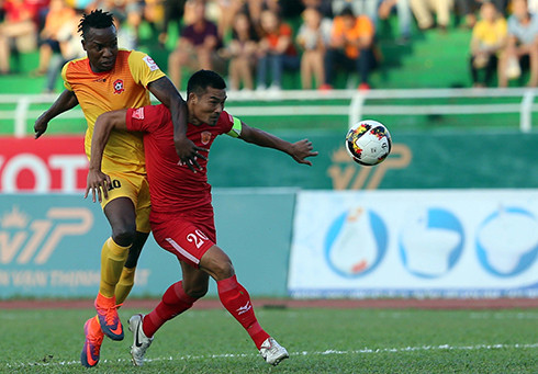 Hàng thủ TP HCM dưới sự chỉ huy của Đình Luật đứng vững trong suốt thời của trận đấu nhưng một phút thiếu bọc lót đã bị Hải Phòng khai thác để ghi bàn thắng. 