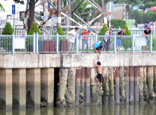 Nam thanh niên sau 2 giờ trốn dưới kênh đã tự leo lên bờ. Ảnh: A.X