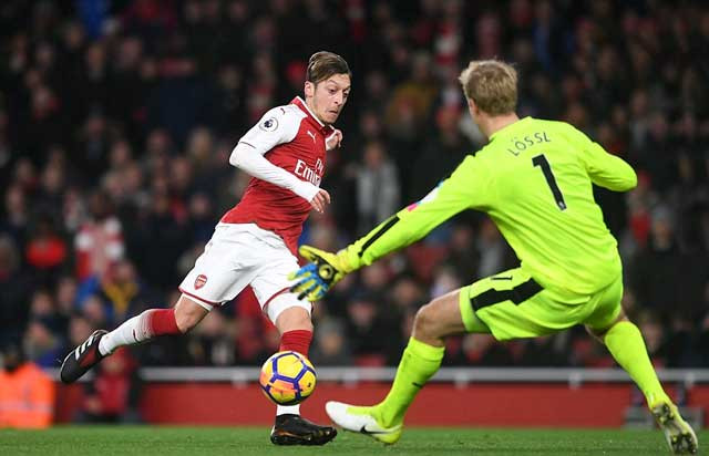Arsenal vùi dập Huddersfield trong ngày Oezil rực sáng