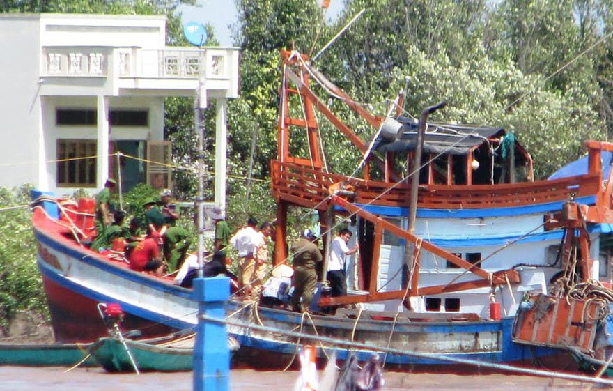 Con tàu bị nạn được kéo vô bờ để khám nghiệm hiện trường