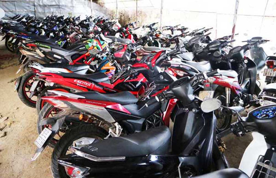 Nhiều xe máy tụ tập “đi bão” bị công an tạm giữ