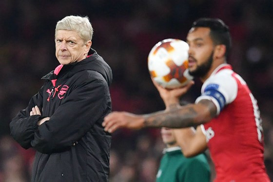 Còn Wenger, Arsenal không thể vô địch