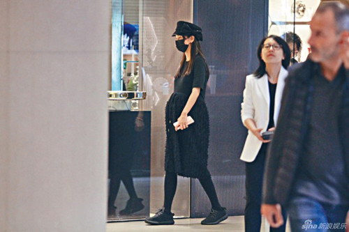 Angelababy vác bụng bầu đi mua sắm tại một trung tâm thương mại vào ngày 14/1. 