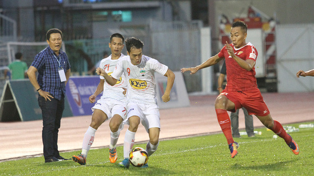 HAGL (áo trắng) thua đau CLB TP.HCM