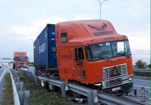 Xe container đâm vào dải phân cách rồi lao vào làn đường của xe máy trên cao tốc TP HC - Long Thành - Dầu Giây. Ảnh: Vân Quỳnh