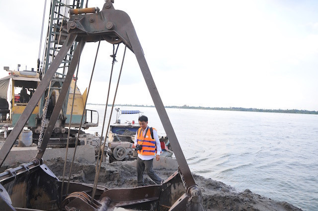 Sà lan khai thác cát trên sông Tiền, đoạn qua huyện Long Hồ, Vĩnh Long bị tạm giữ. Ảnh: Zing