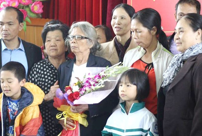 Gia đình bà Nga tại buổi xin lỗi công khai. 