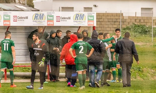 Các cầu thủ Jedula phải ùa vào ngăn cản đồng đội sau tình huống ẩu đả với trọng tài. 