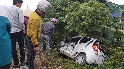 Tàu hỏa tông ôtô bay xa 20m ở Nam Định