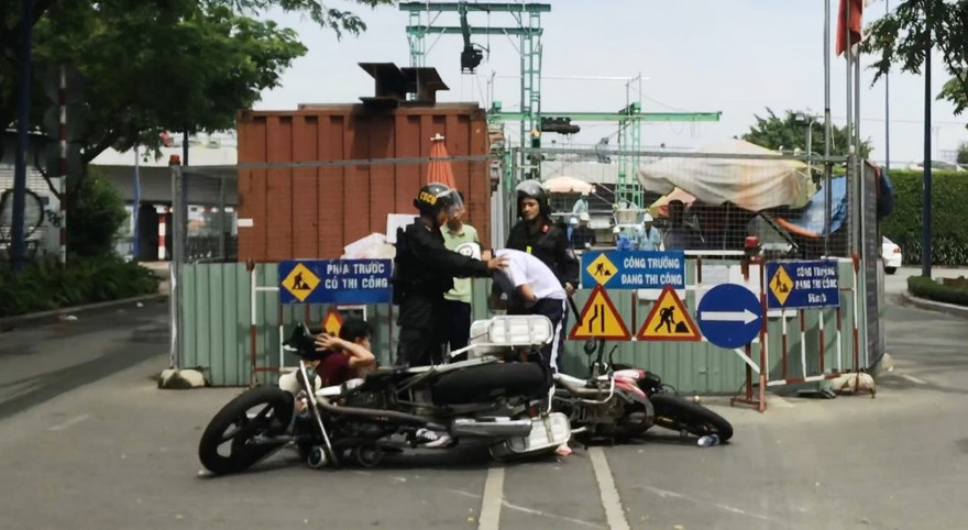 Theo Công an TPHCM, hạ sĩ Nguyễn Thành Trung thiếu kiềm chế, đã thúc gối vào trước ngực nam thiếu niên. 