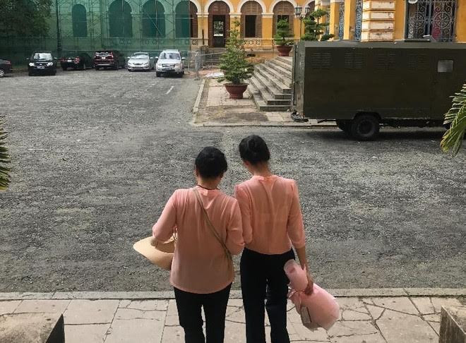 Hai mẹ con Hoa hậu Phương Nga tại toà sáng 30/6. Ảnh: Hoàng Yến 