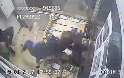 Hình ảnh nữ nhân viên An bị ngã trên bàn sau Cú đạp của nam tài xế. Ảnh: Cơ quan chức năng cung cấp. 