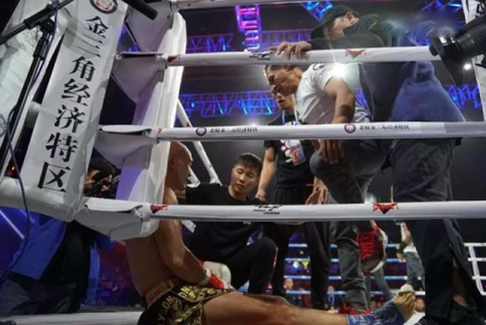 Nhất Long bị võ sĩ Thái đánh gục.