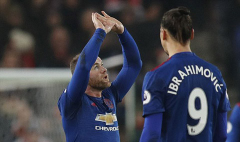 Giải cứu M.U, Rooney lập kỷ lục về bàn thắng